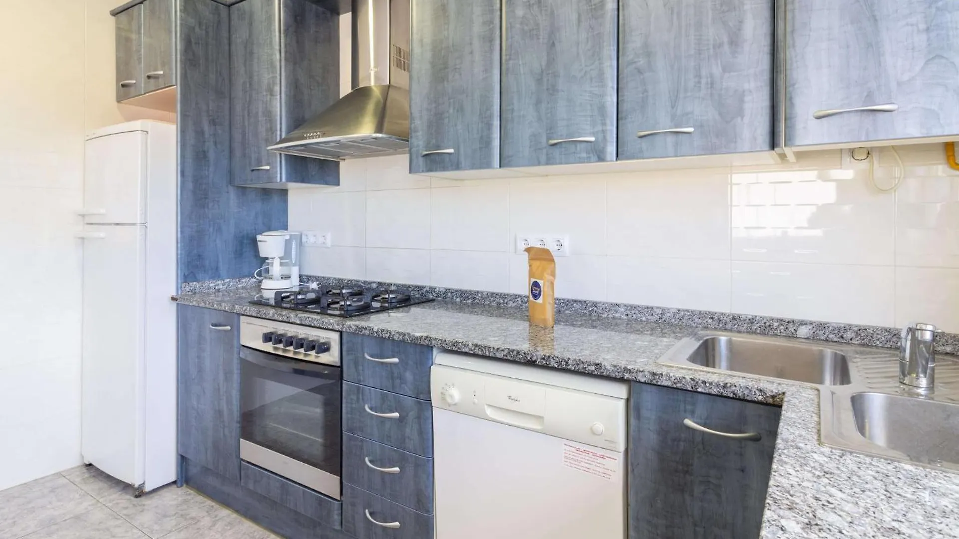 Apartamento Luminoso Con Terraza, Wifi, Garaje Y A 50M De La Playa En Llanca - Es-228-15 Apartment