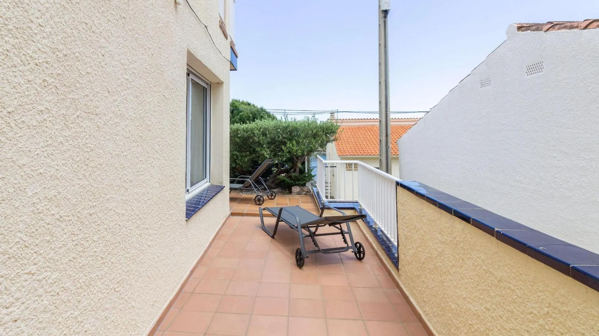 Apartamento Luminoso Con Terraza, Wifi, Garaje Y A 50M De La Playa En Llanca - Es-228-15 0*,