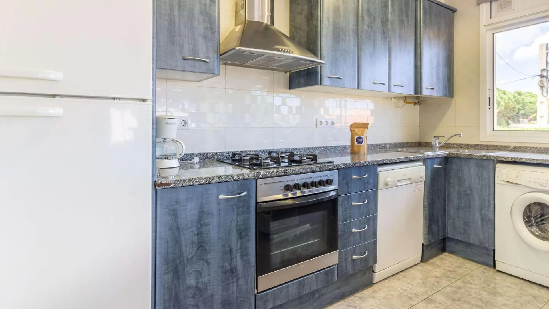 Apartamento Luminoso Con Terraza, Wifi, Garaje Y A 50M De La Playa En Llanca - Es-228-15 Apartment