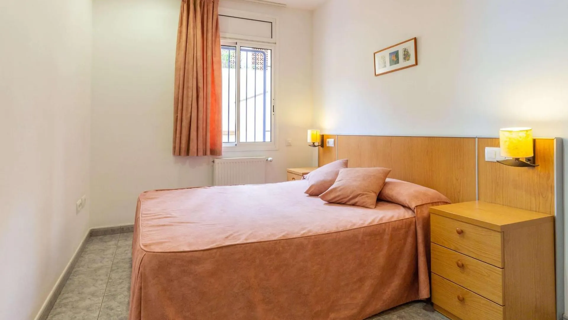 Apartamento Luminoso Con Terraza, Wifi, Garaje Y A 50M De La Playa En Llanca - Es-228-15