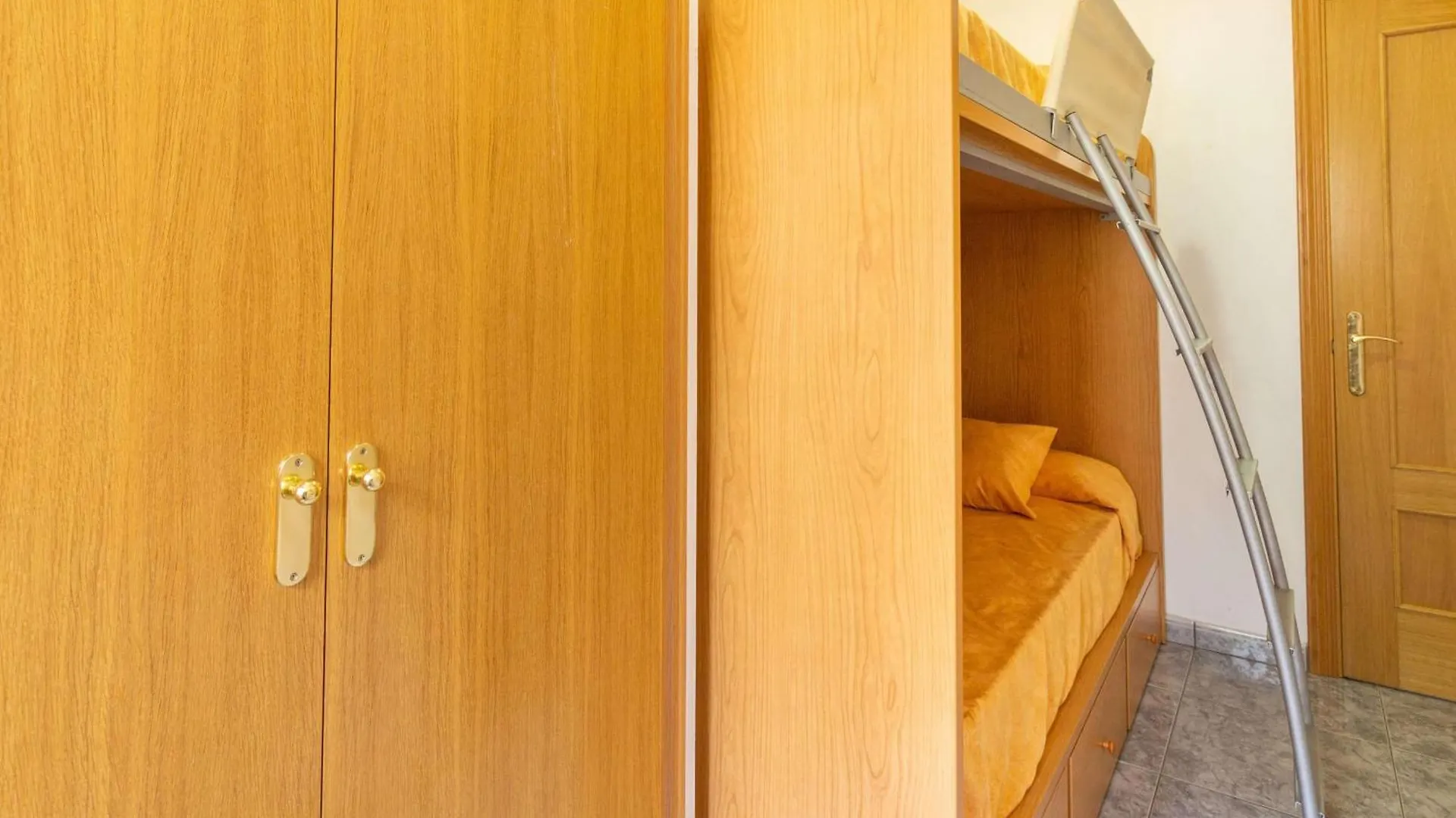 Apartamento Luminoso Con Terraza, Wifi, Garaje Y A 50M De La Playa En Llanca - Es-228-15 Spain
