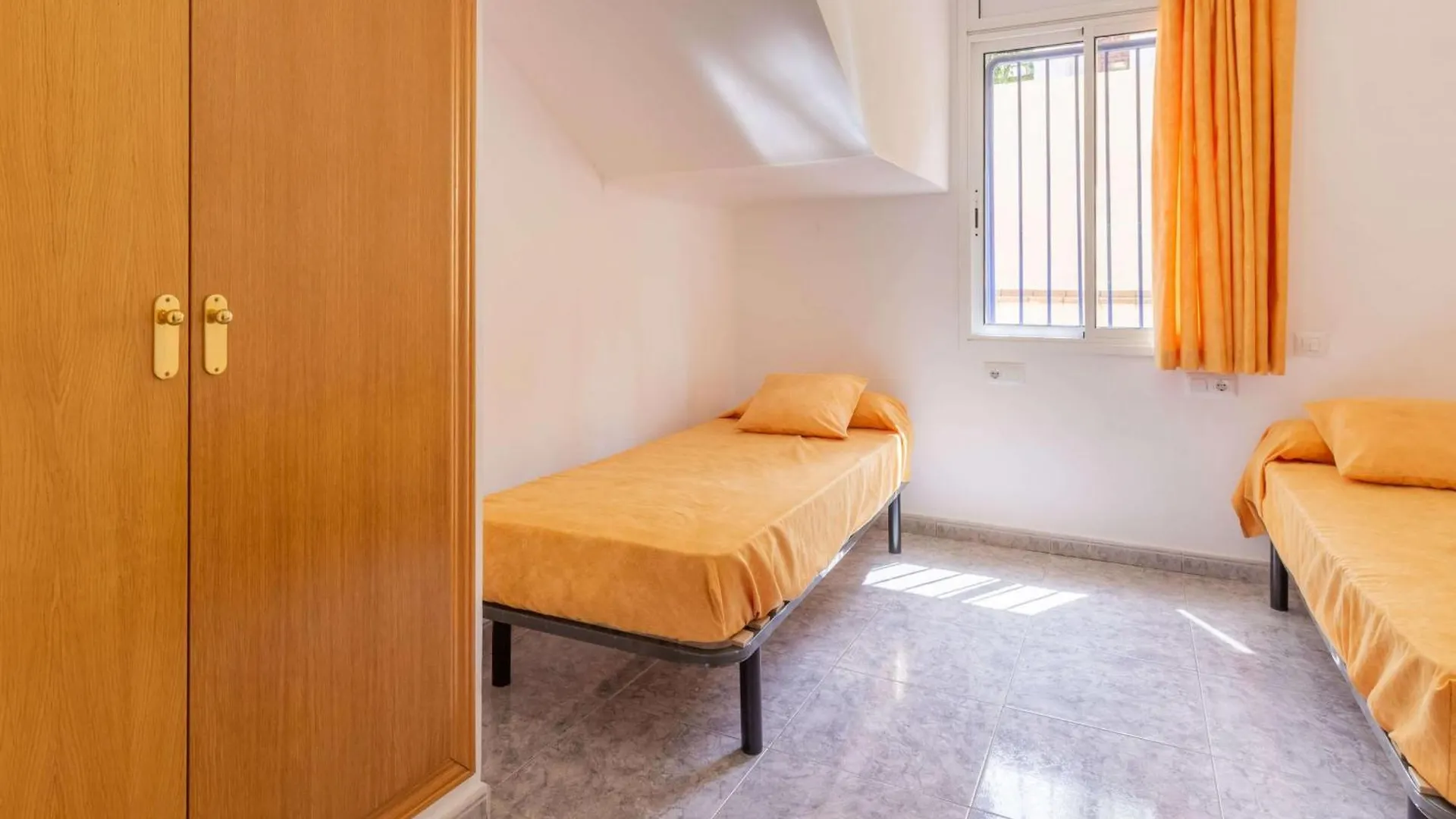 Apartment Apartamento Luminoso Con Terraza, Wifi, Garaje Y A 50M De La Playa En Llanca - Es-228-15