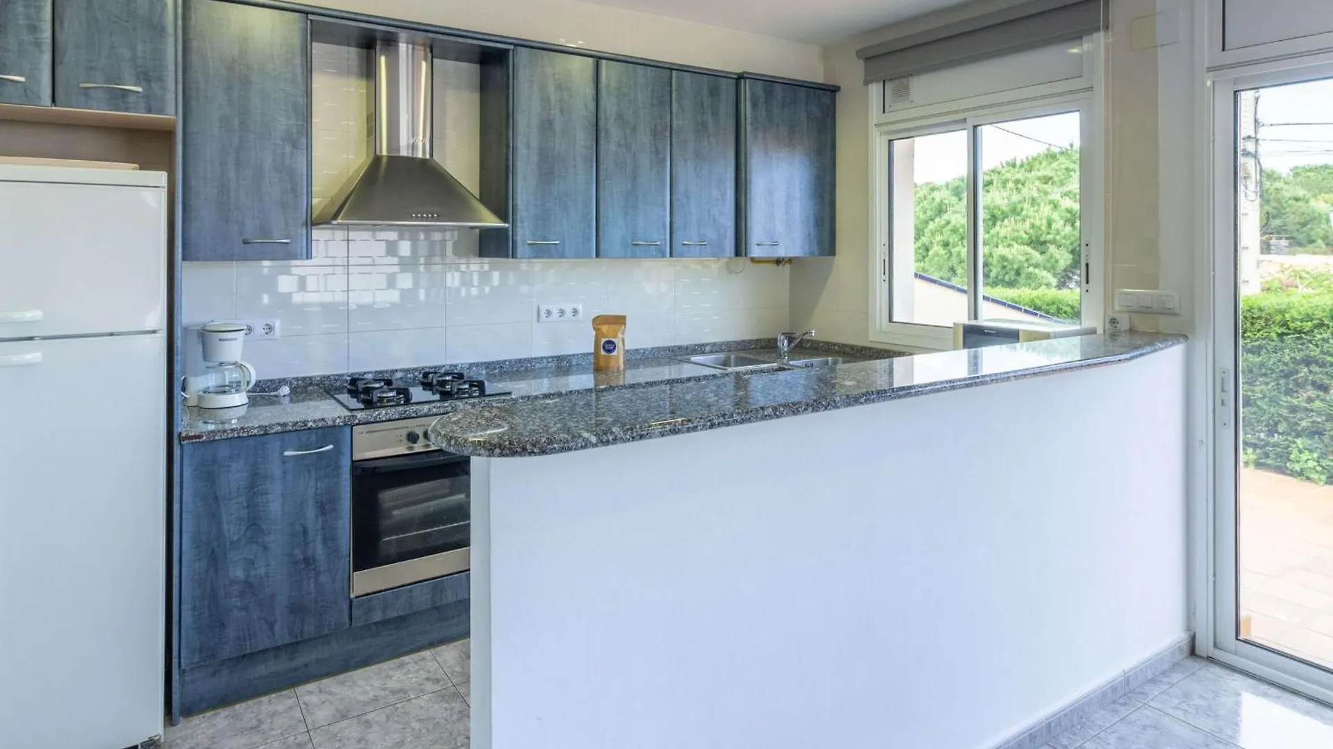 Apartamento Luminoso Con Terraza, Wifi, Garaje Y A 50M De La Playa En Llanca - Es-228-15